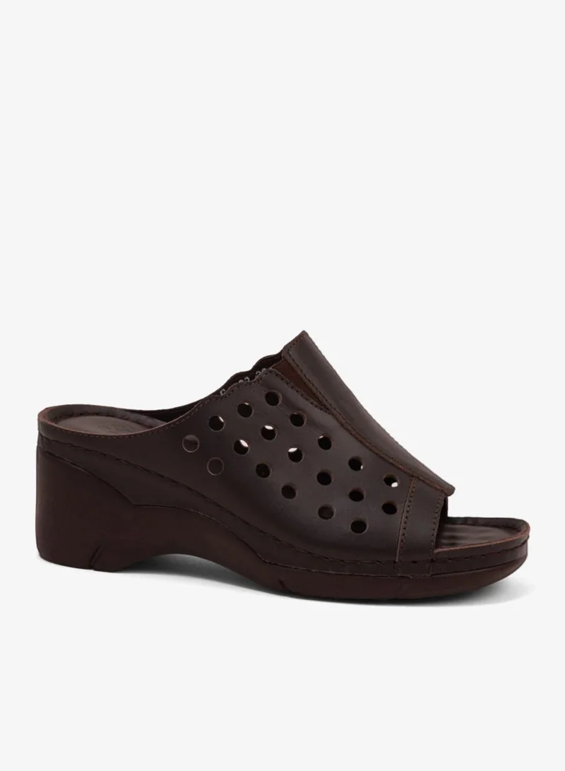 كومفورت بلس صنادل مريحة بكعب إسفين بتصميم مثقوب بني